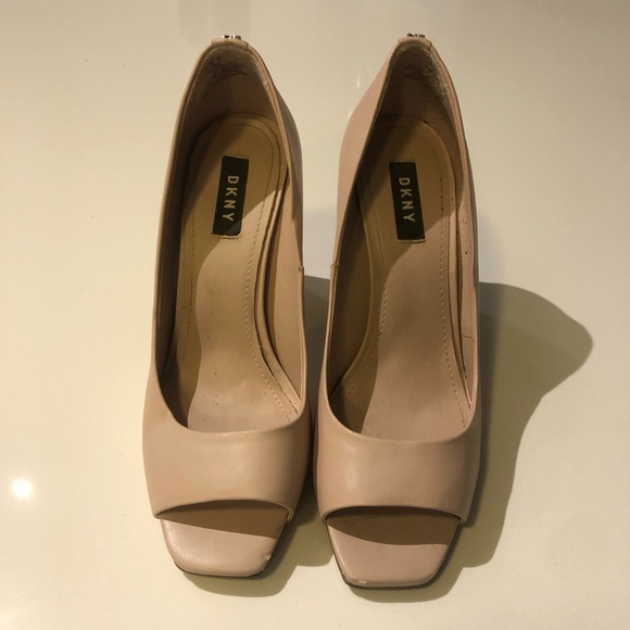DKNY Size 8 Shoes - Picture 1 of 5